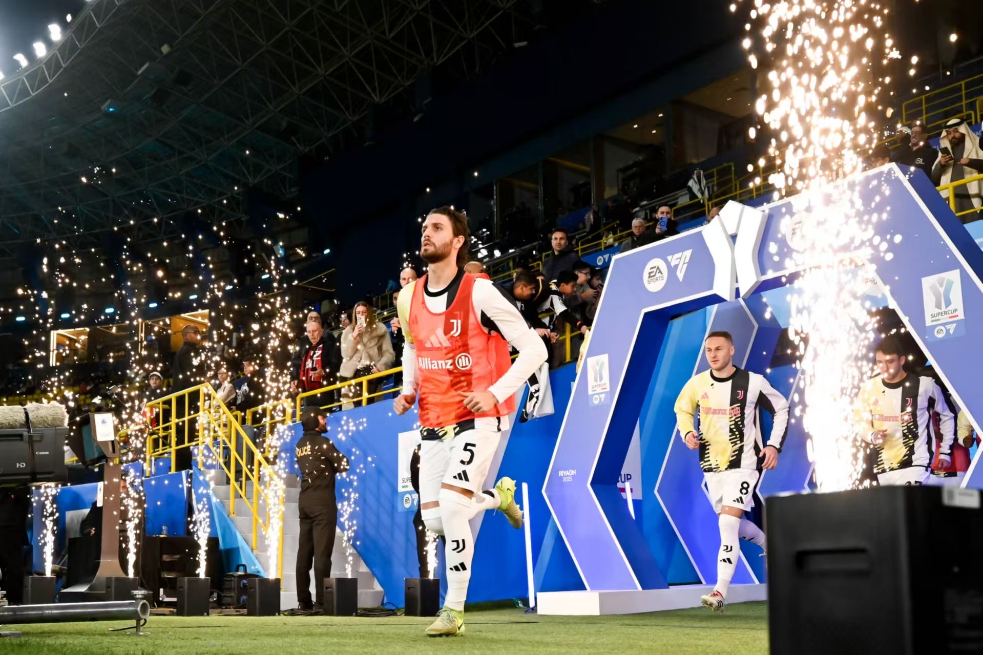 萨索洛客场抢分,挤身欧联资格赛区的简单介绍 萨索洛客场抢分,挤身欧联资格赛区的简单介绍