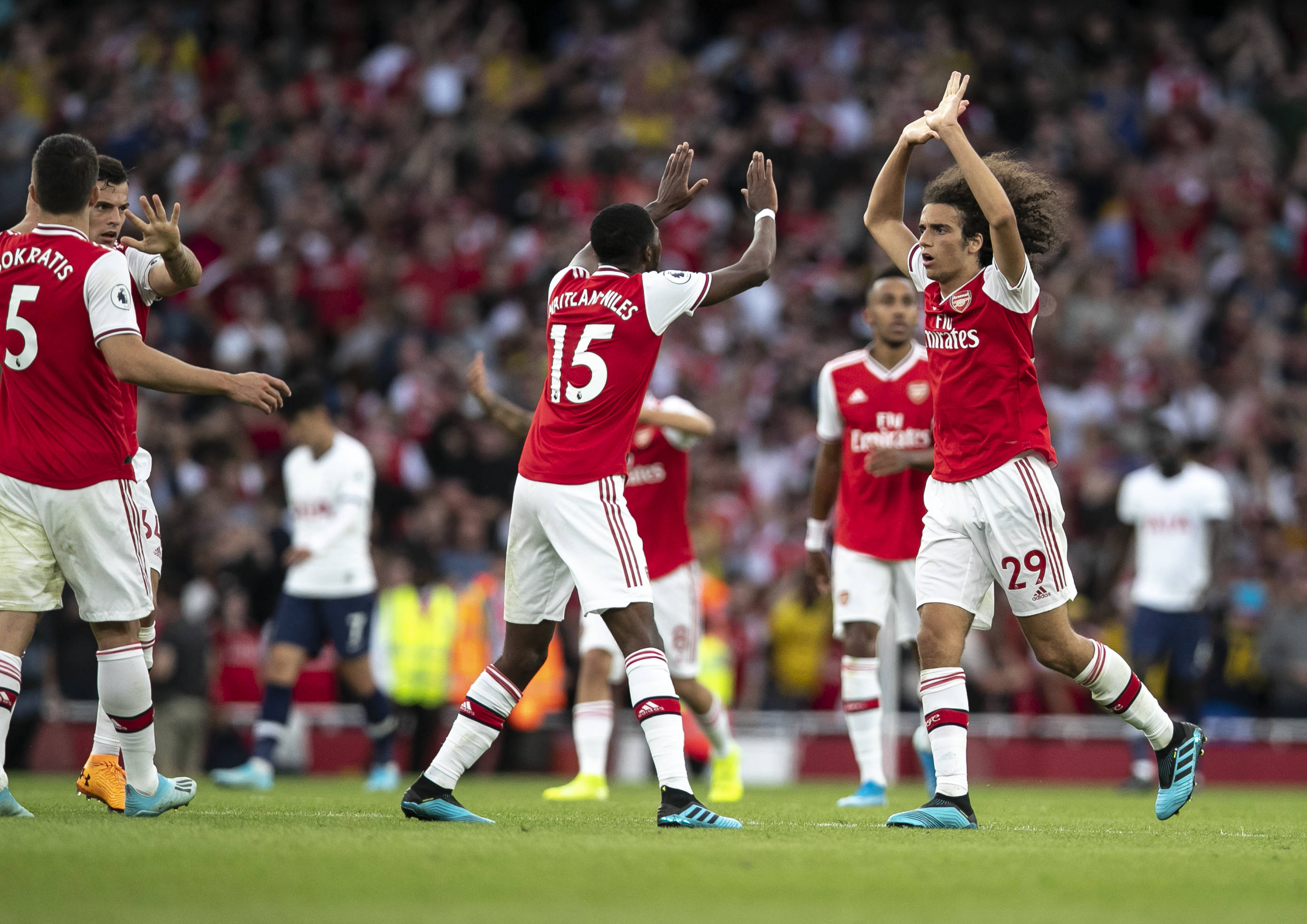 AC米兰前锋极速突破,意甲领头羊欧冠战绩亮眼的简单介绍 AC米兰前锋极速突破,意甲领头羊欧冠战绩亮眼的简单介绍