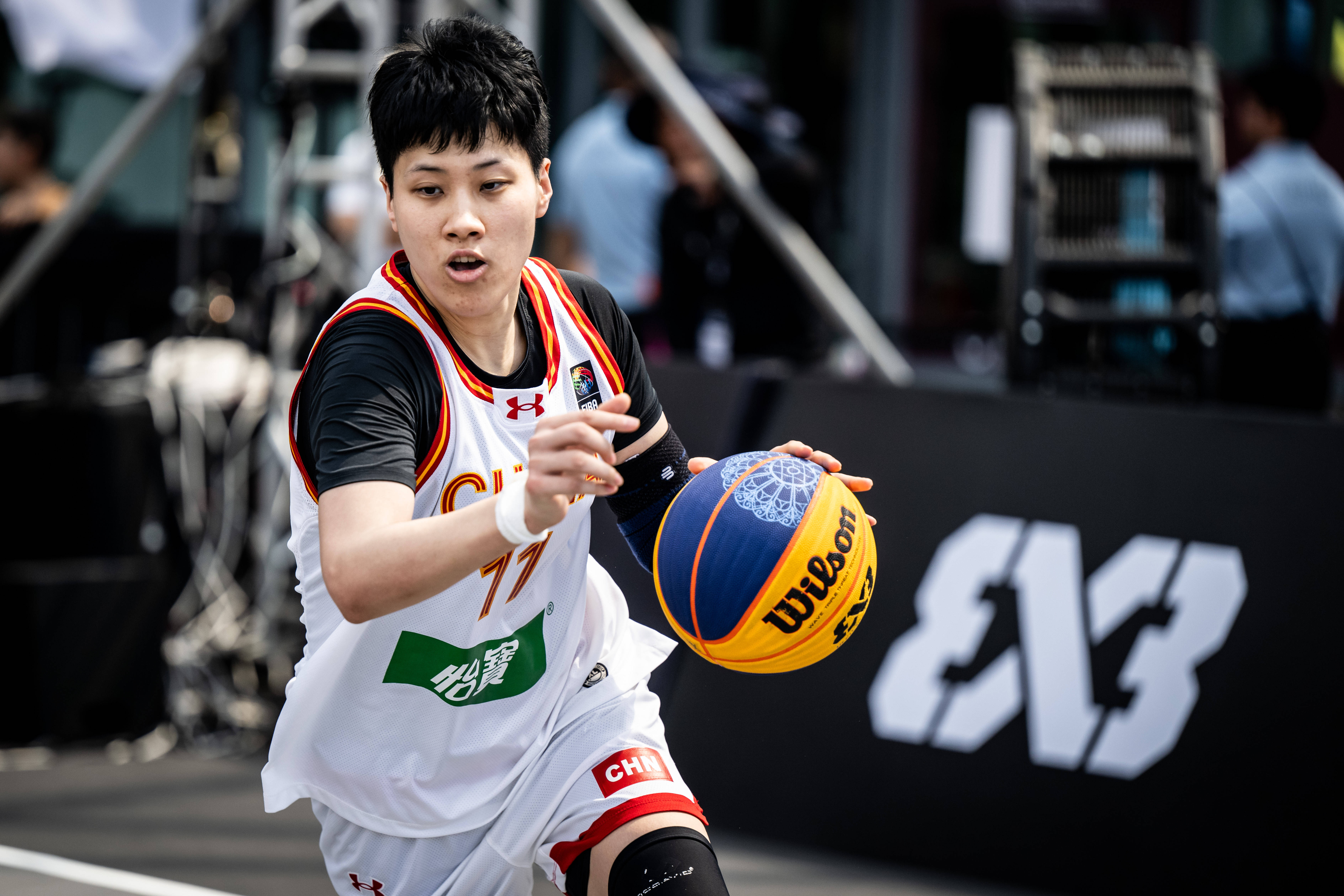 包含亚洲杯篮球锦标赛举办，球队备战冲刺光荣奖杯的词条