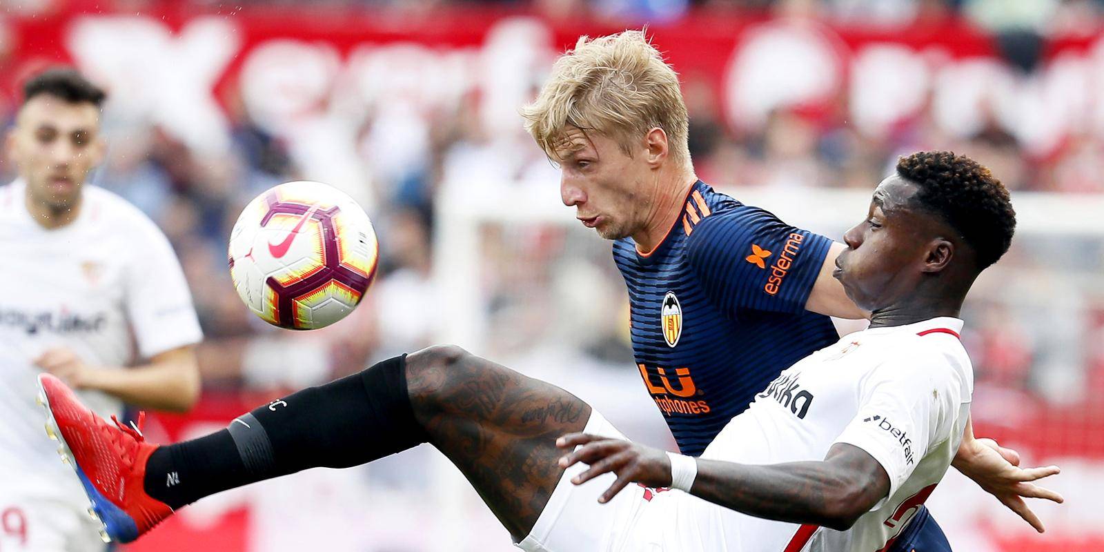 西甲焦点大战:巴塞罗那险胜瓦伦西亚的简单介绍 西甲焦点大战:巴塞罗那险胜瓦伦西亚的简单介绍