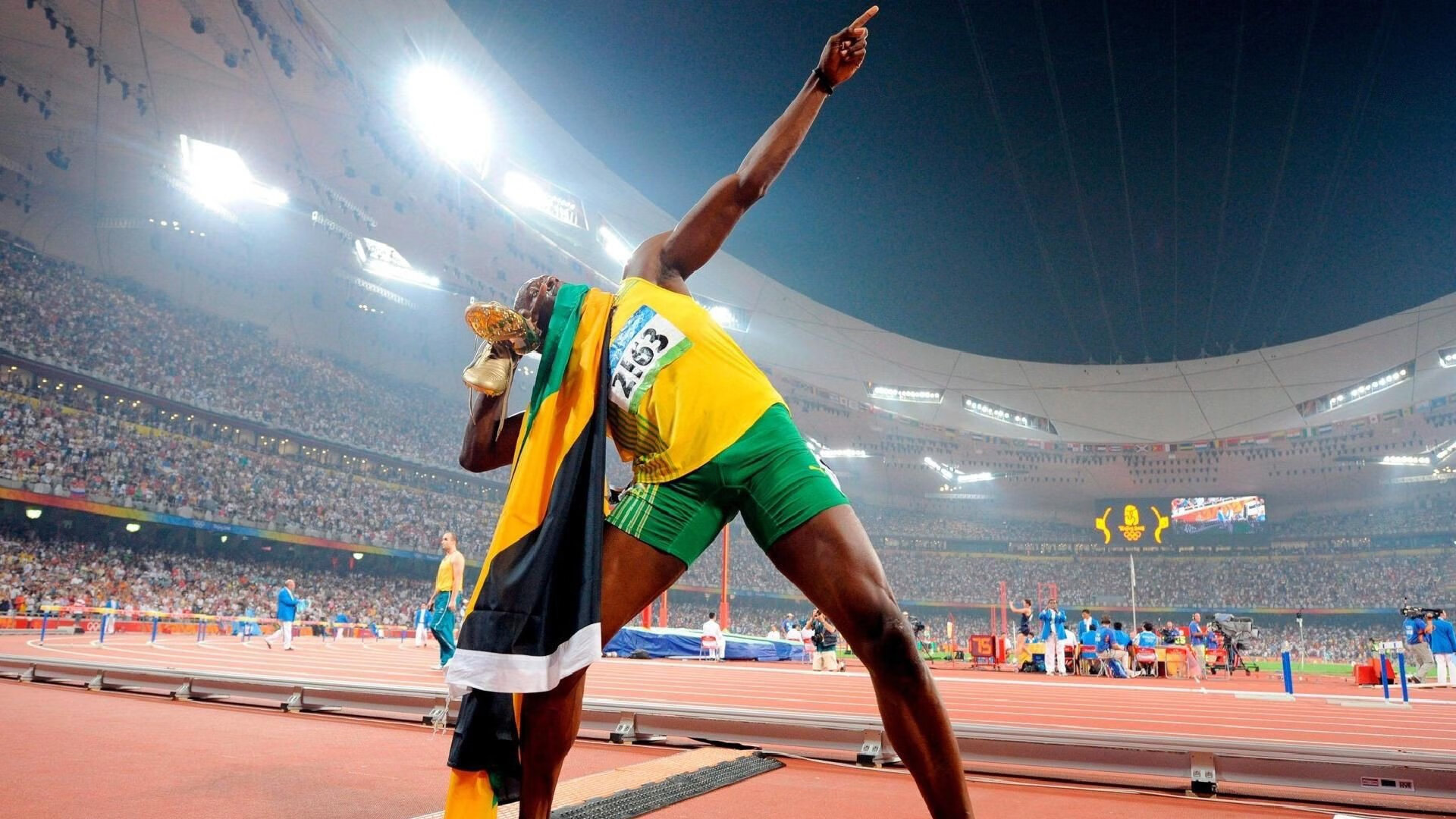 阿扎伦卡连续十五场比赛得分超过险胜,西班牙队不断突破!观众掌声雷动